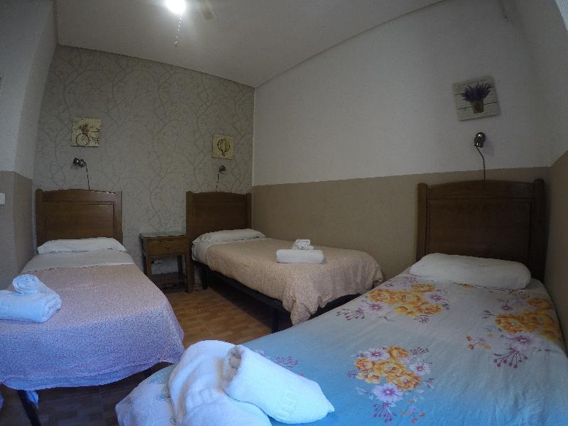 Hostal Los Perales Madrid Ngoại thất bức ảnh A room at the hotel
