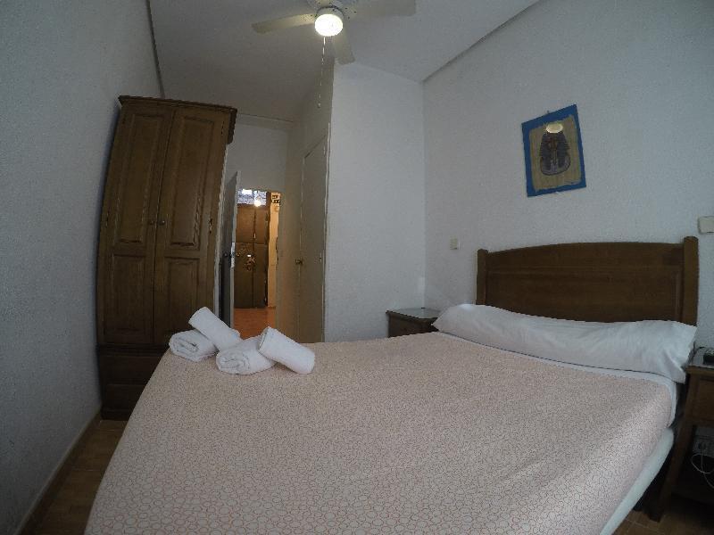 Hostal Los Perales Madrid Ngoại thất bức ảnh A bedroom in a hotel