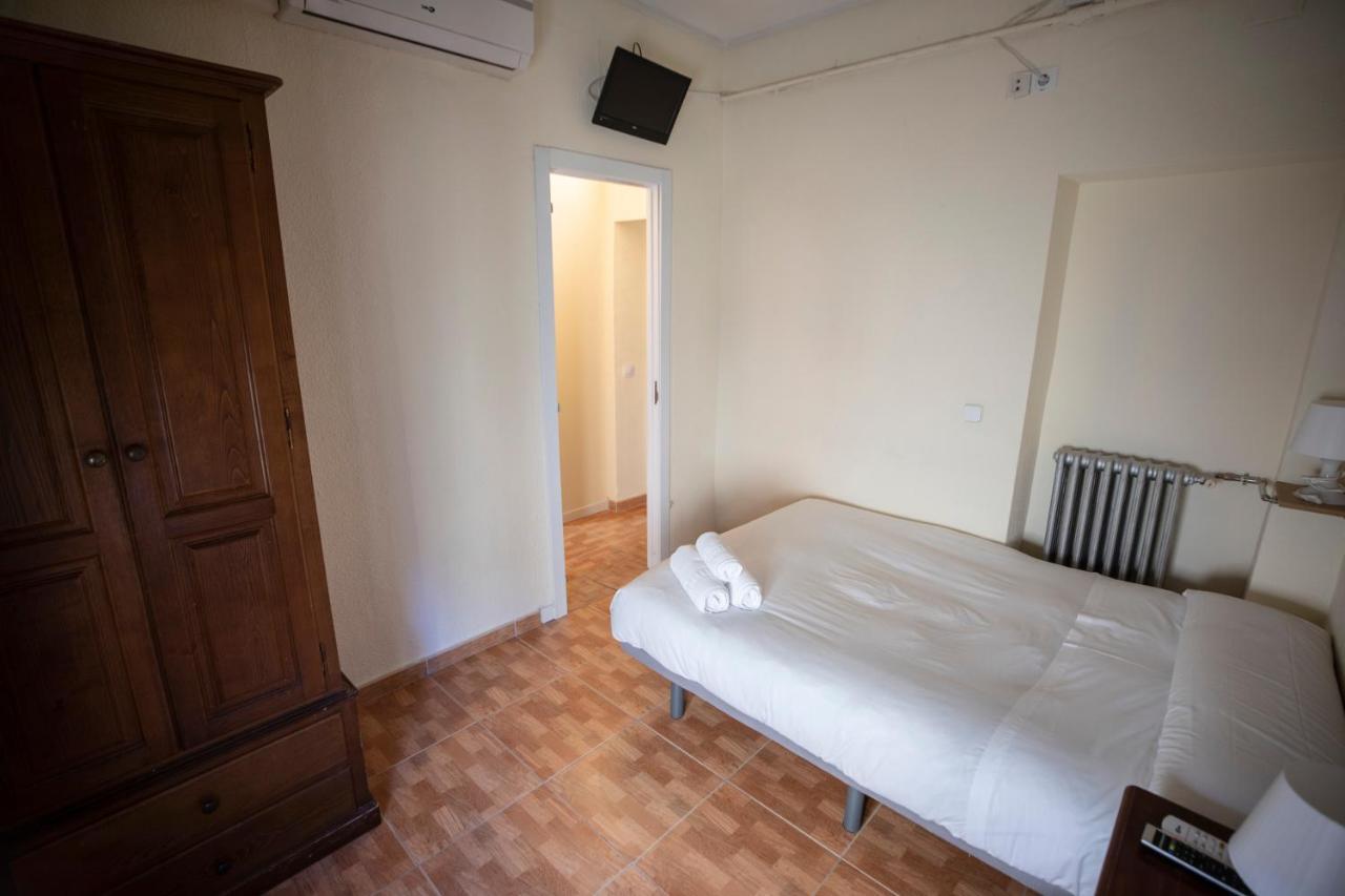 Hostal Los Perales Madrid Ngoại thất bức ảnh A room at the hostel