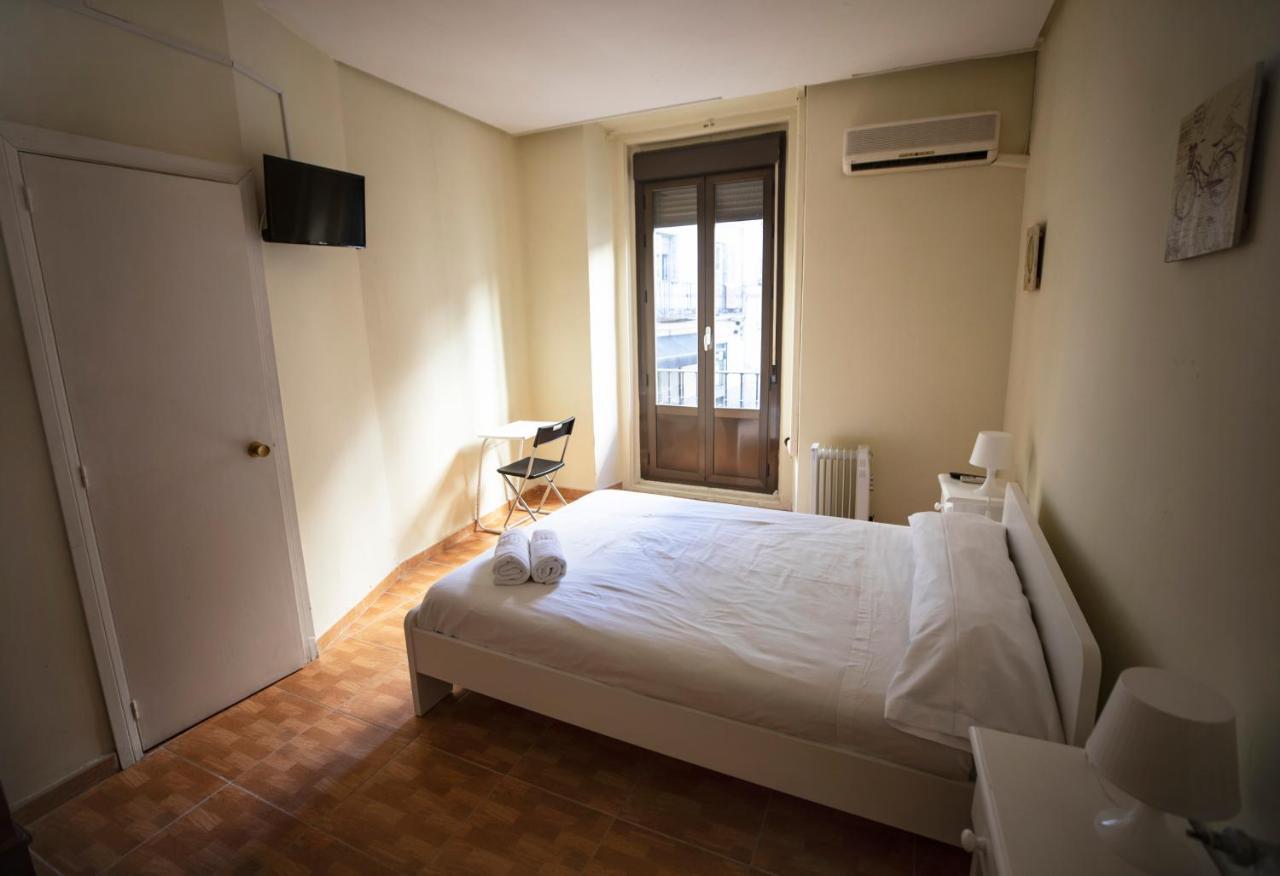 Hostal Los Perales Madrid Ngoại thất bức ảnh A room at the hotel