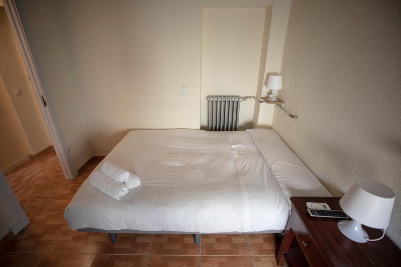 Hostal Los Perales Madrid Ngoại thất bức ảnh A room at the hotel