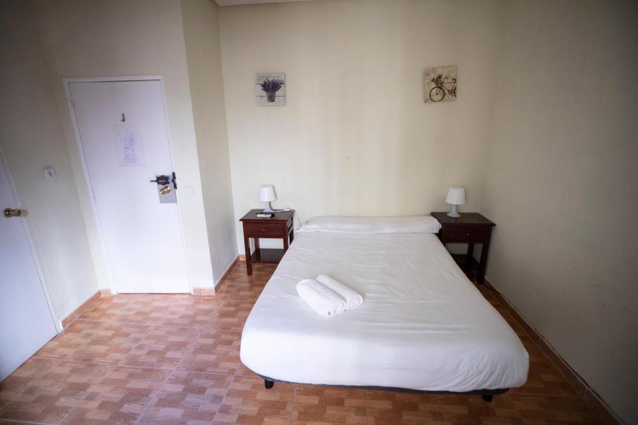 Hostal Los Perales Madrid Ngoại thất bức ảnh A room at the hostel