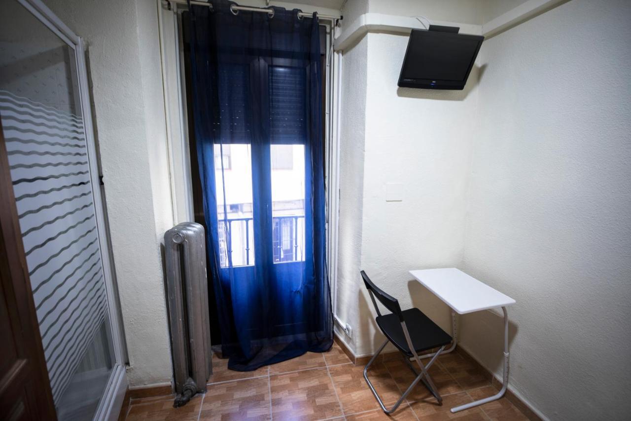 Hostal Los Perales Madrid Ngoại thất bức ảnh A room at the hostel