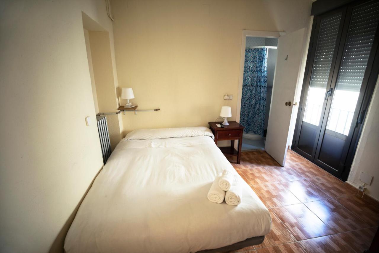Hostal Los Perales Madrid Ngoại thất bức ảnh A single room in a hotel