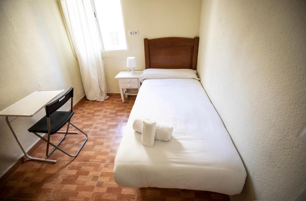 Hostal Los Perales Madrid Ngoại thất bức ảnh A single room in a Spanish hotel