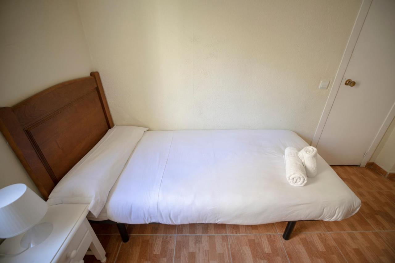 Hostal Los Perales Madrid Ngoại thất bức ảnh A single bed
