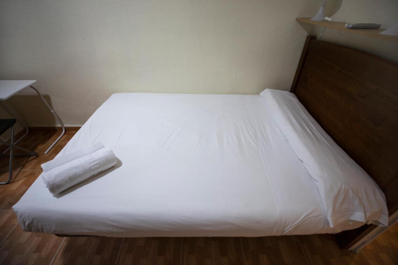 Hostal Los Perales Madrid Ngoại thất bức ảnh A bed with a sheet