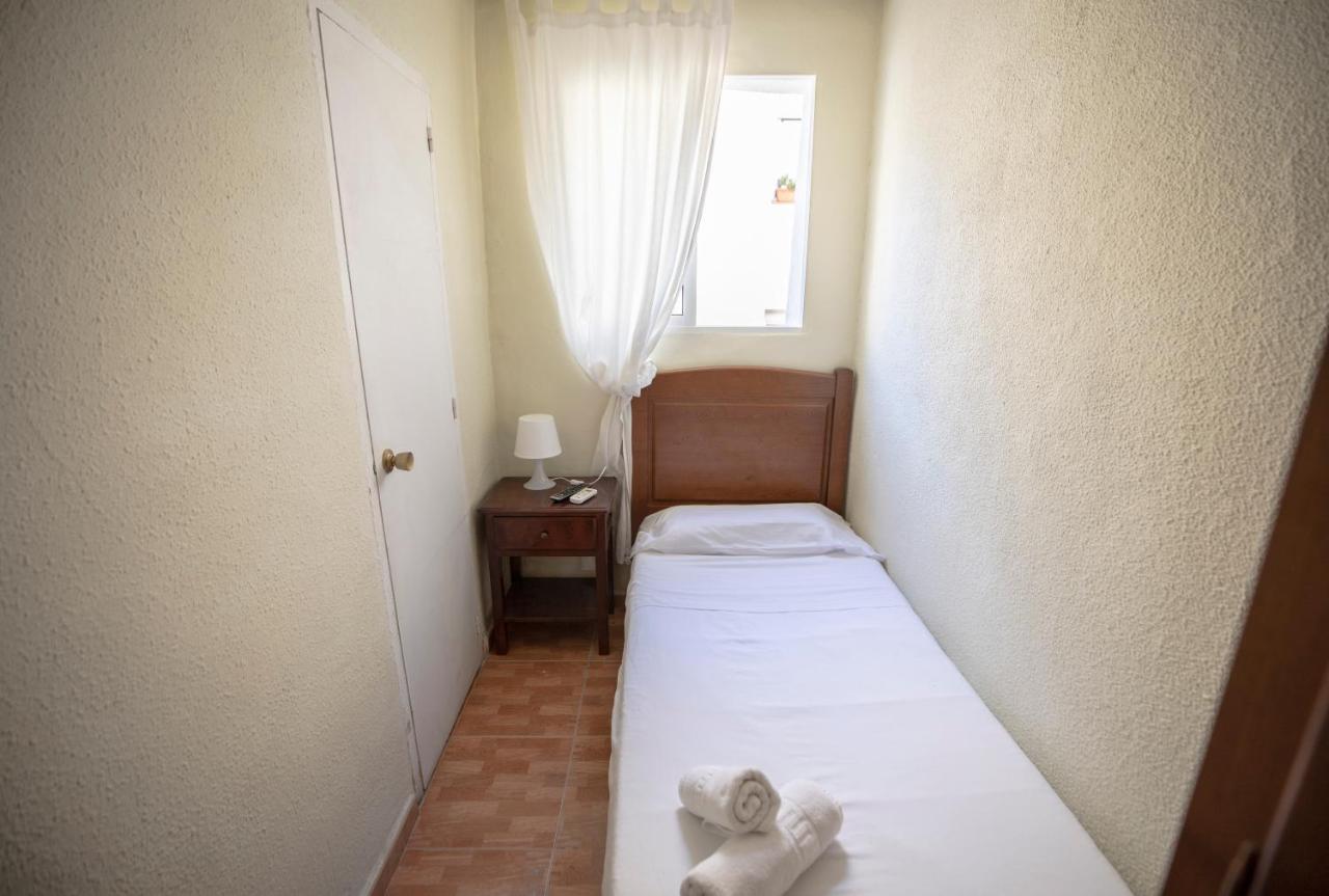 Hostal Los Perales Madrid Ngoại thất bức ảnh A single room