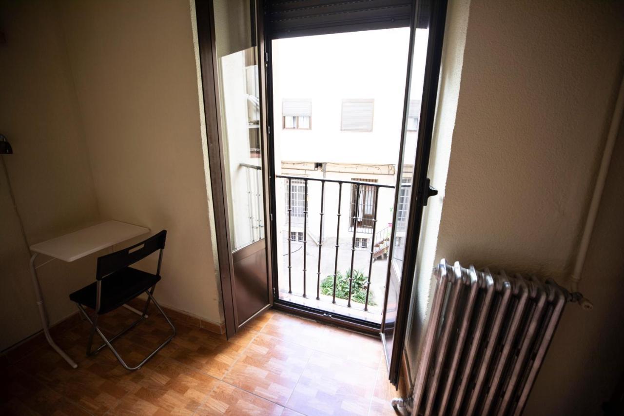 Hostal Los Perales Madrid Ngoại thất bức ảnh A French door