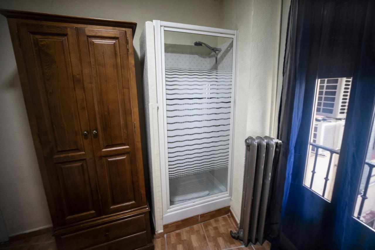 Hostal Los Perales Madrid Ngoại thất bức ảnh A shower enclosure