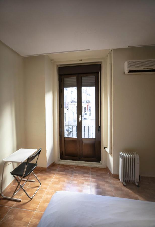 Hostal Los Perales Madrid Ngoại thất bức ảnh A French window
