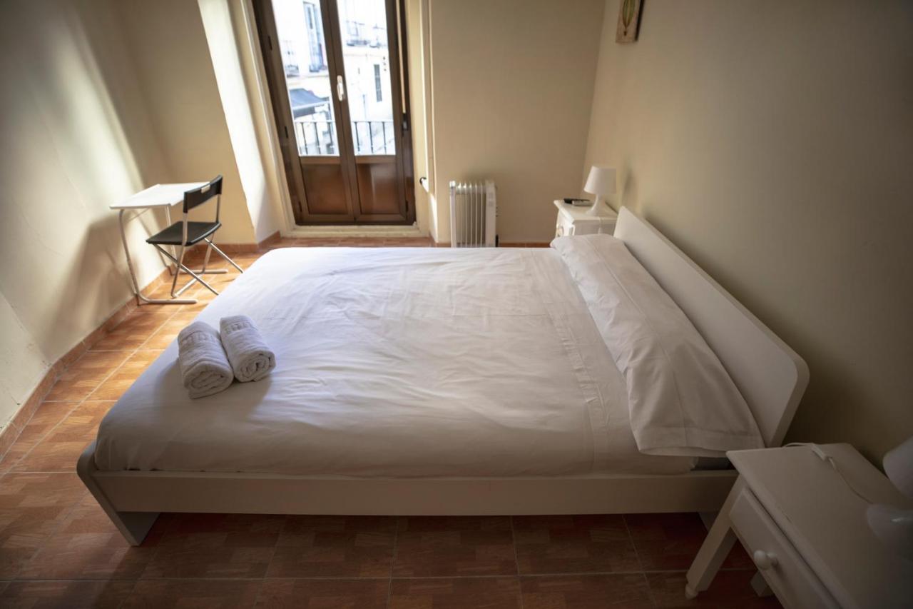 Hostal Los Perales Madrid Ngoại thất bức ảnh A bedroom
