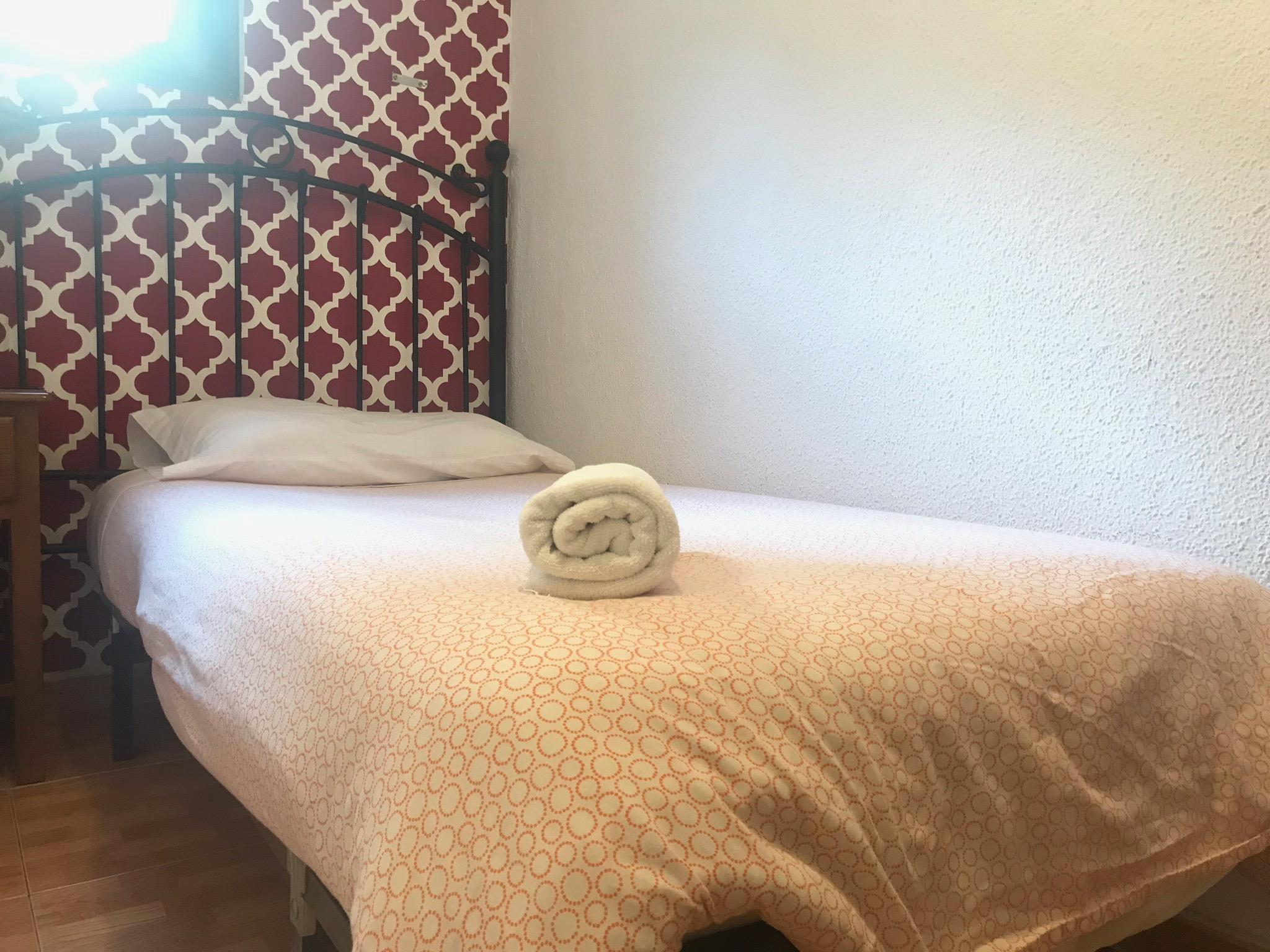 Hostal Los Perales Madrid Ngoại thất bức ảnh A bed with a rolled towel