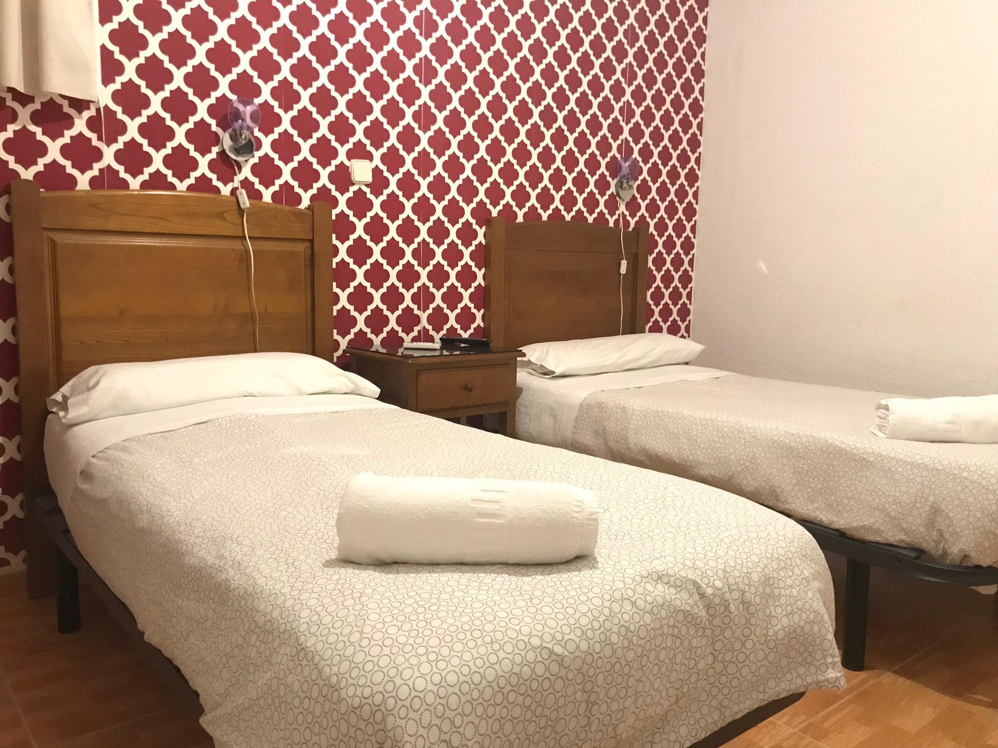 Hostal Los Perales Madrid Ngoại thất bức ảnh A typical room at the hotel
