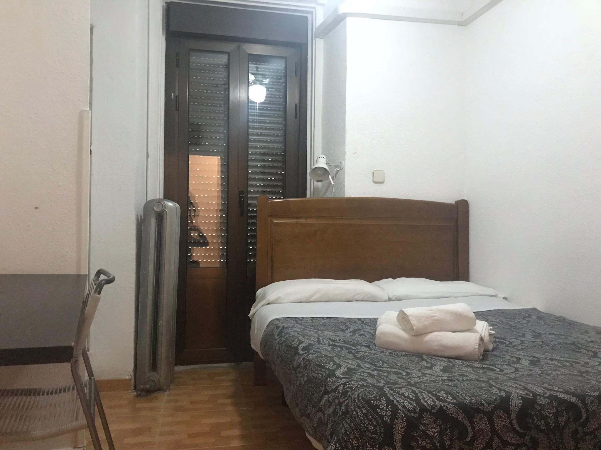 Hostal Los Perales Madrid Ngoại thất bức ảnh A room at the hostel