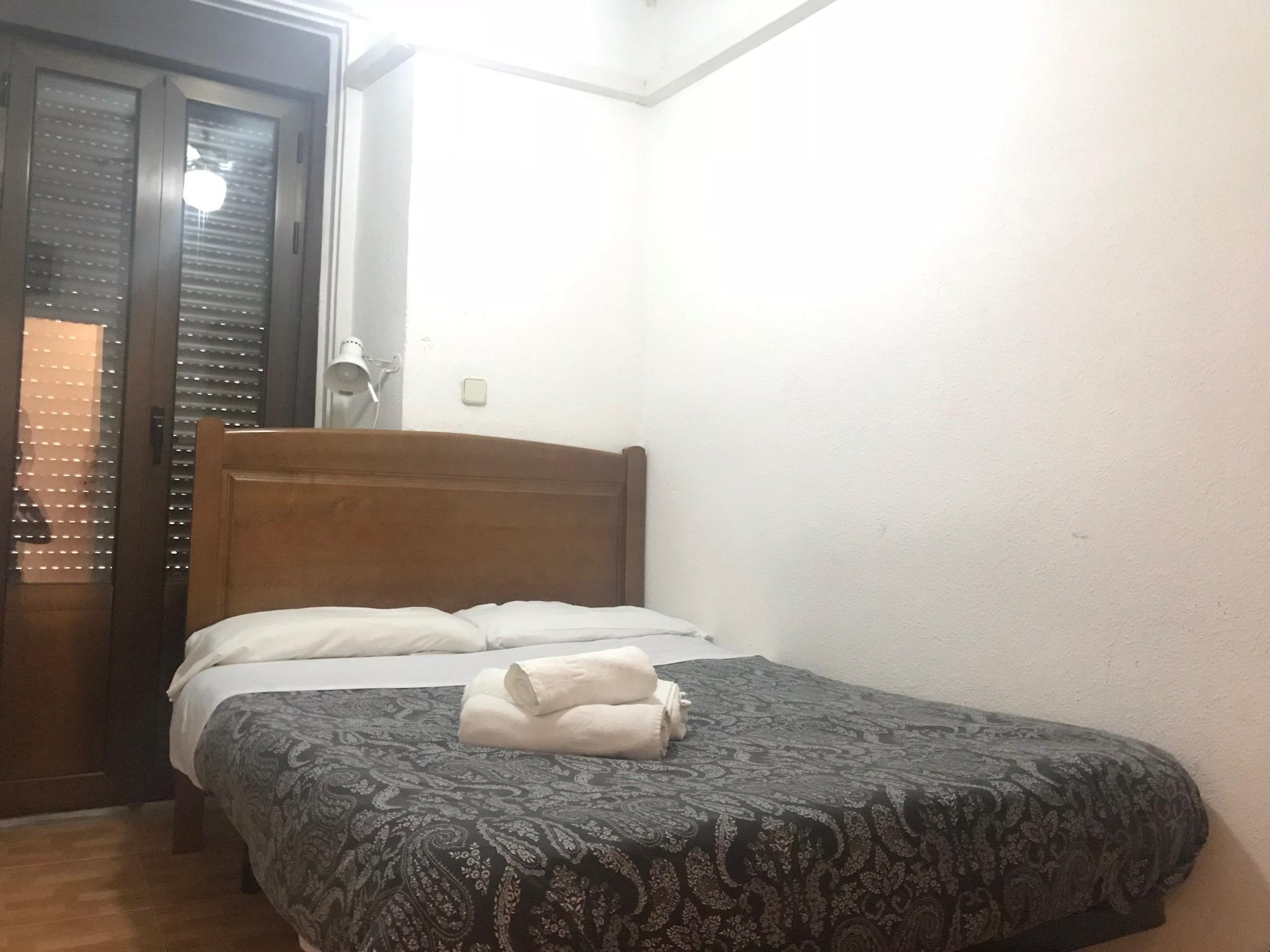 Hostal Los Perales Madrid Ngoại thất bức ảnh A room at the hotel