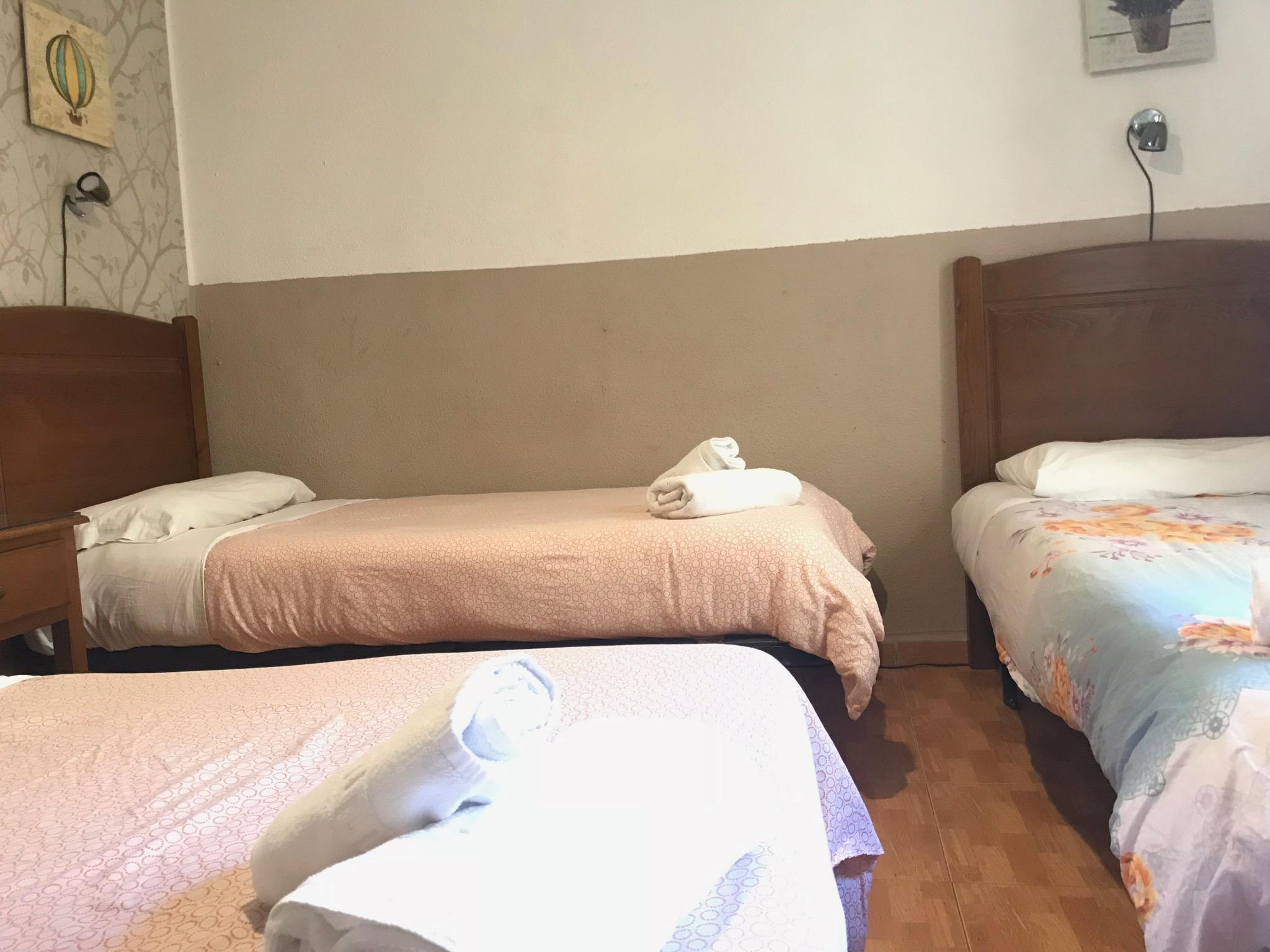 Hostal Los Perales Madrid Ngoại thất bức ảnh A room at the hotel