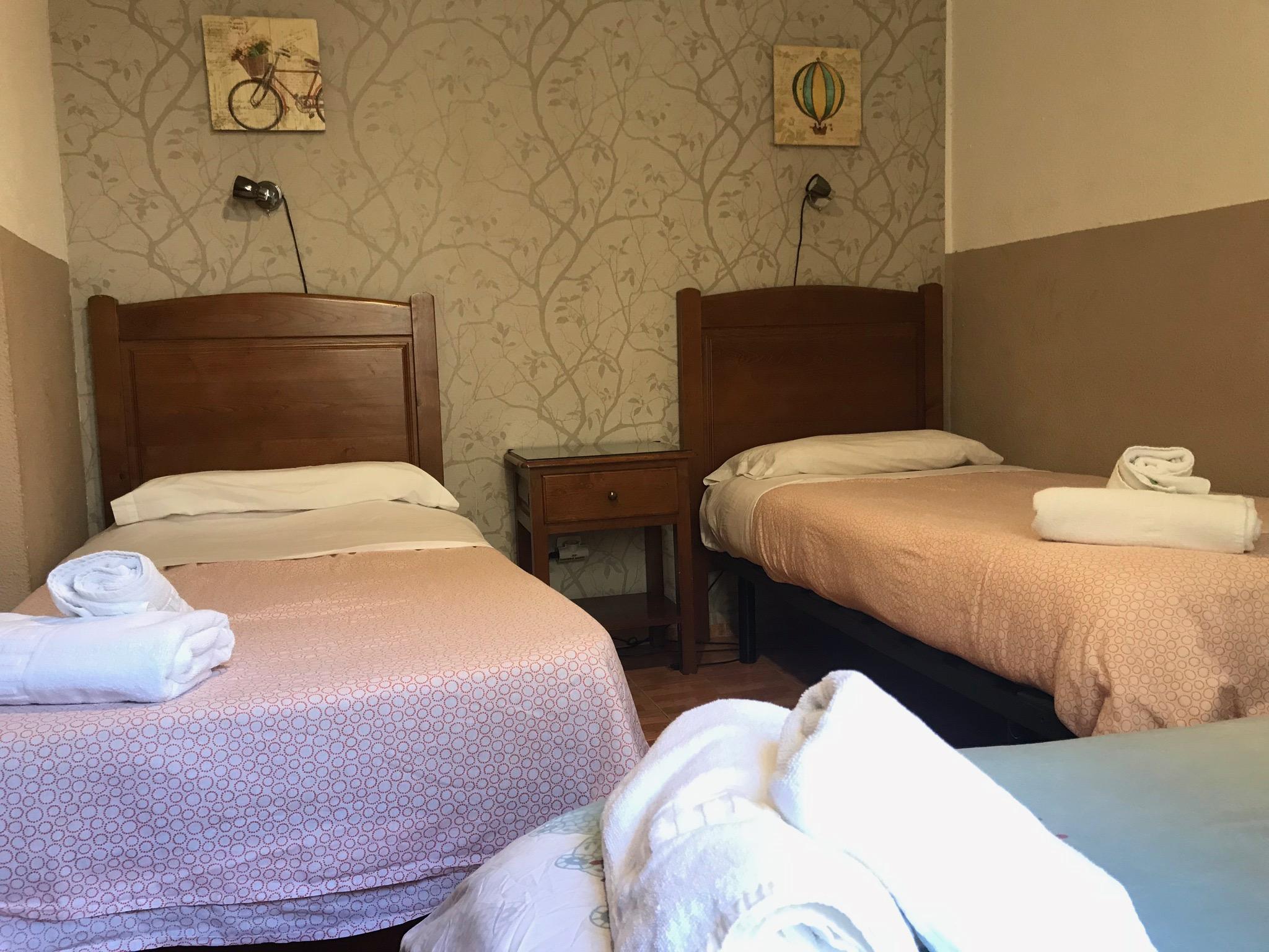 Hostal Los Perales Madrid Ngoại thất bức ảnh A typical room at the hotel