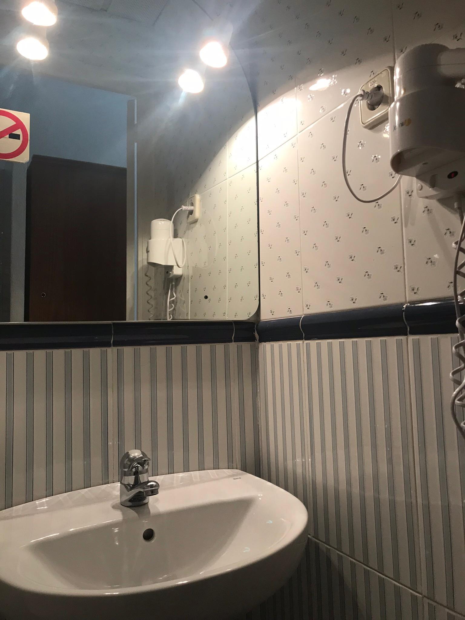 Hostal Los Perales Madrid Ngoại thất bức ảnh A shower in a hotel bathroom