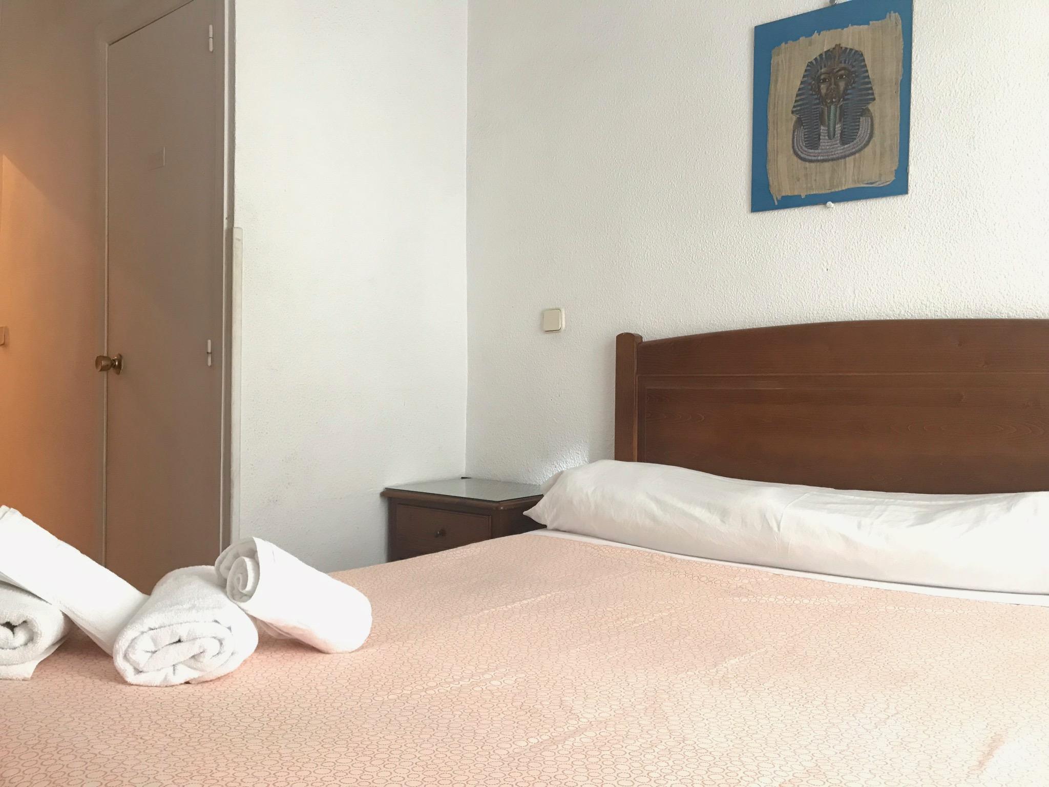 Hostal Los Perales Madrid Ngoại thất bức ảnh A bedroom at the hotel