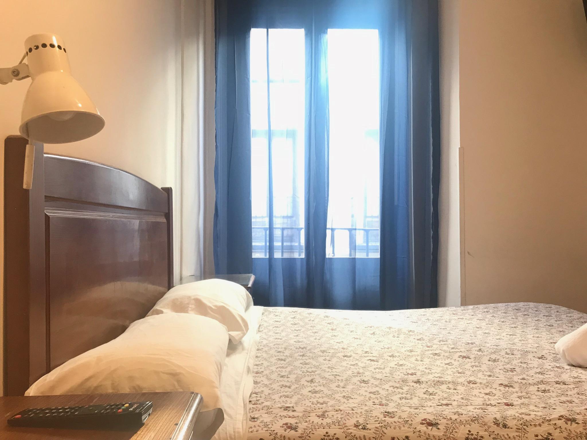 Hostal Los Perales Madrid Ngoại thất bức ảnh A bedroom in a hotel