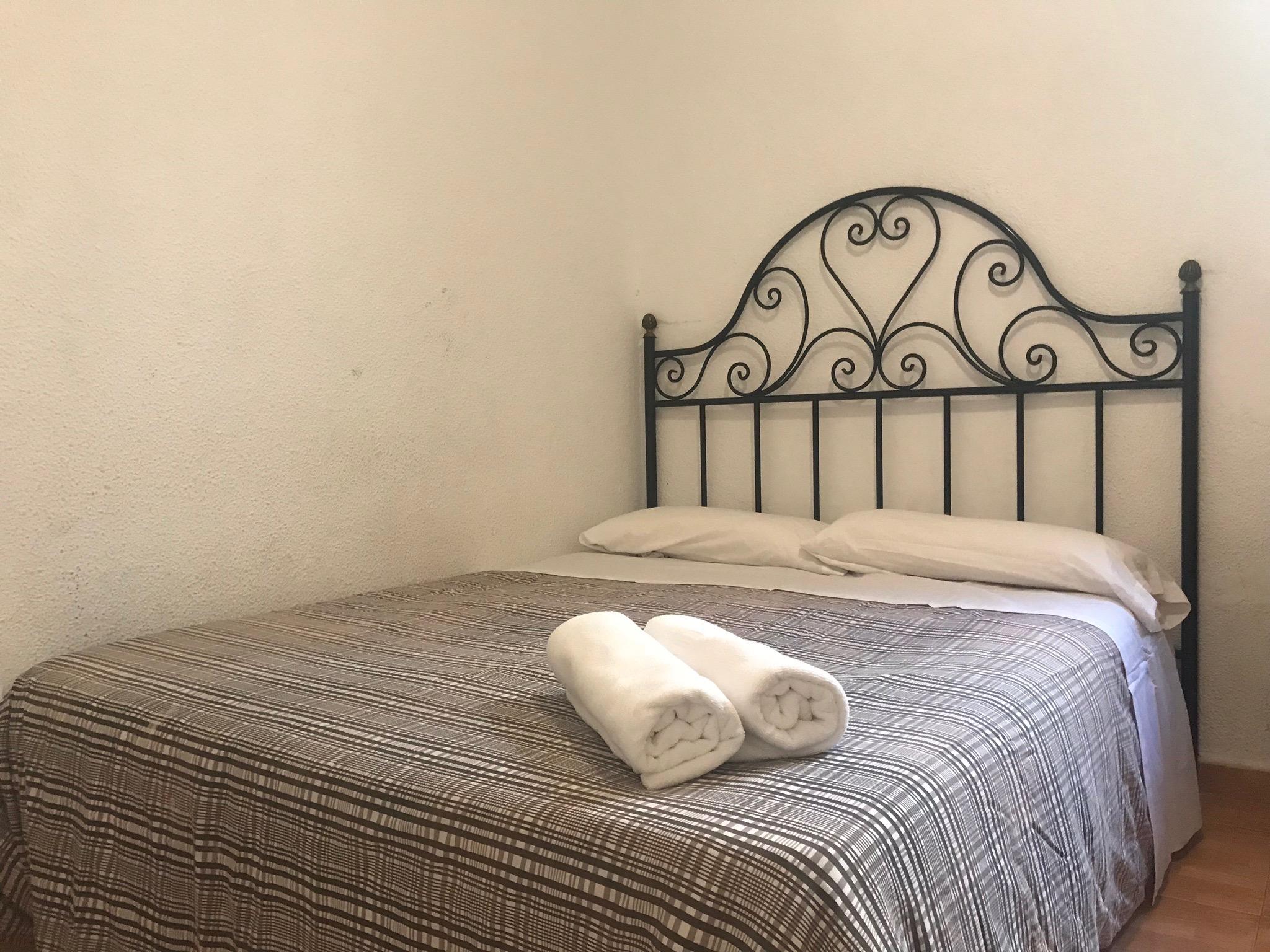 Hostal Los Perales Madrid Ngoại thất bức ảnh A bed with a wrought iron headboard