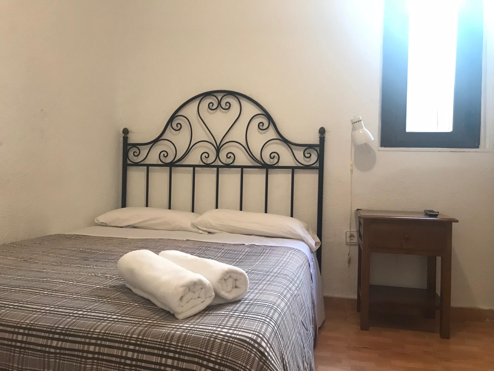 Hostal Los Perales Madrid Ngoại thất bức ảnh A bedroom in a hostel
