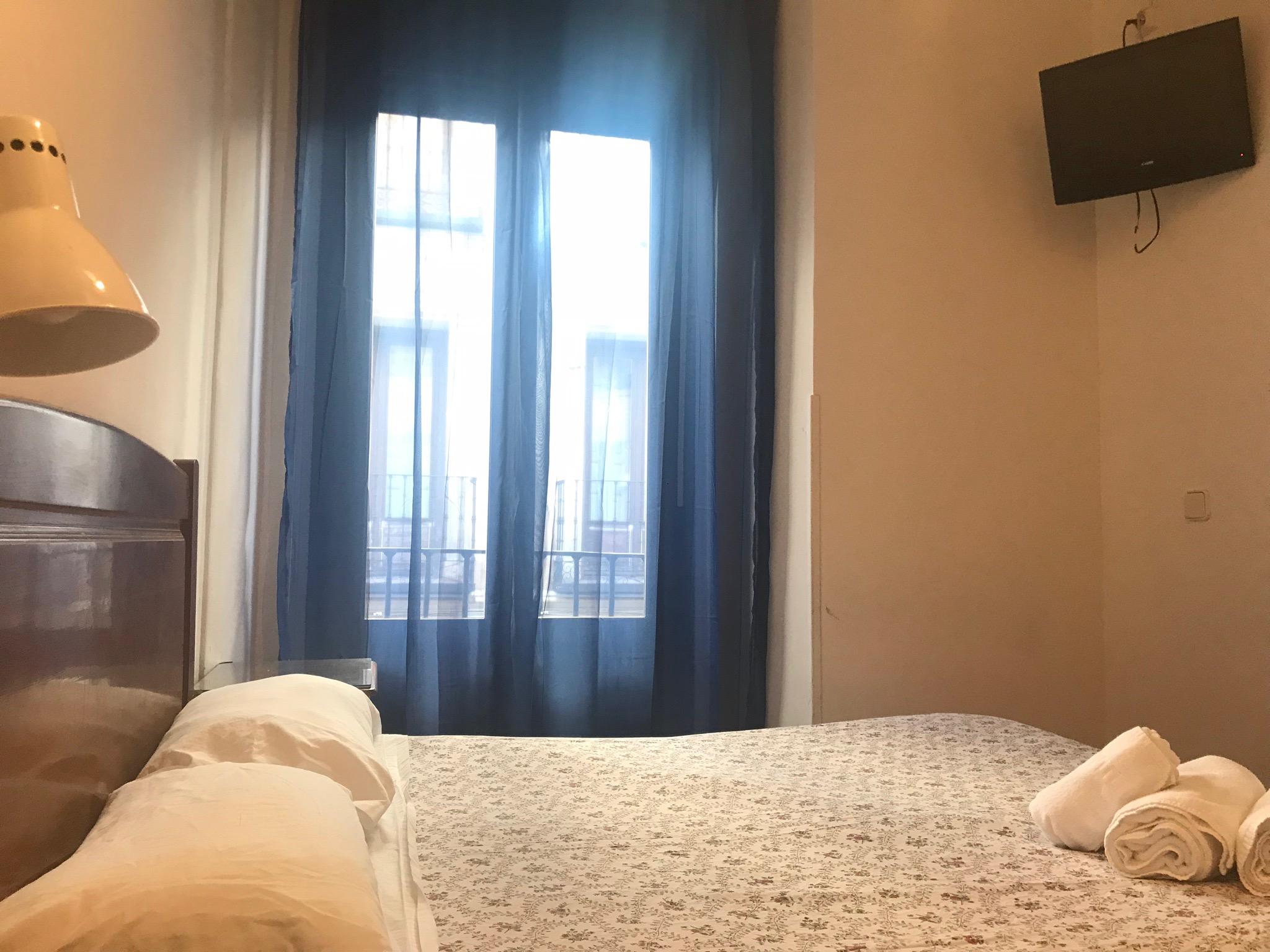 Hostal Los Perales Madrid Ngoại thất bức ảnh A room at the hotel