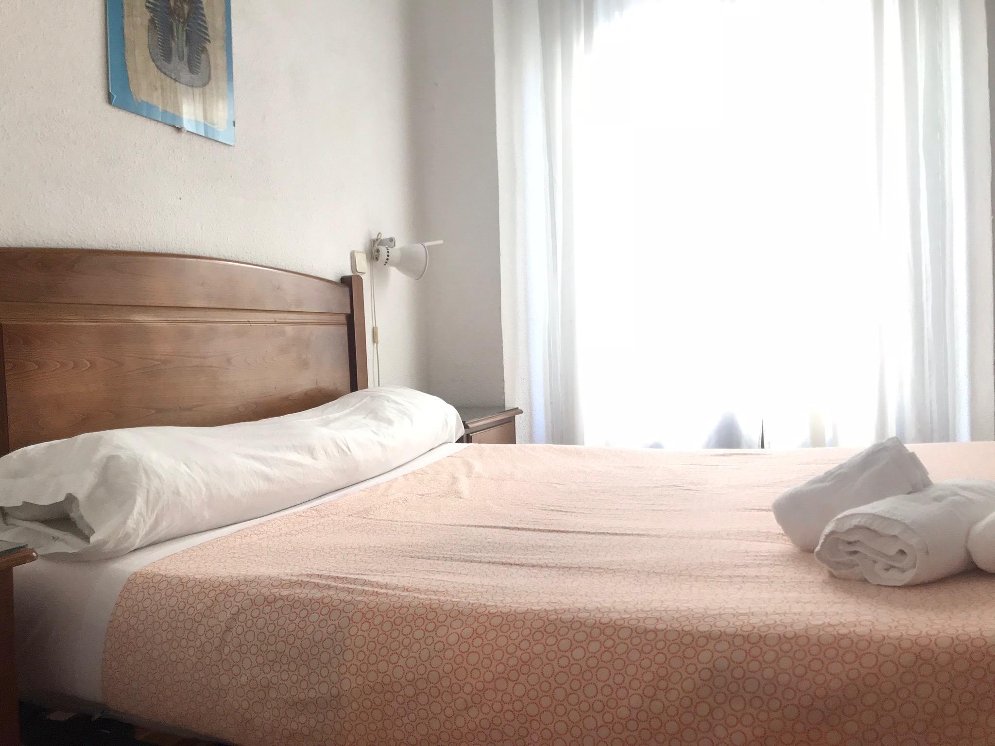 Hostal Los Perales Madrid Ngoại thất bức ảnh A bed