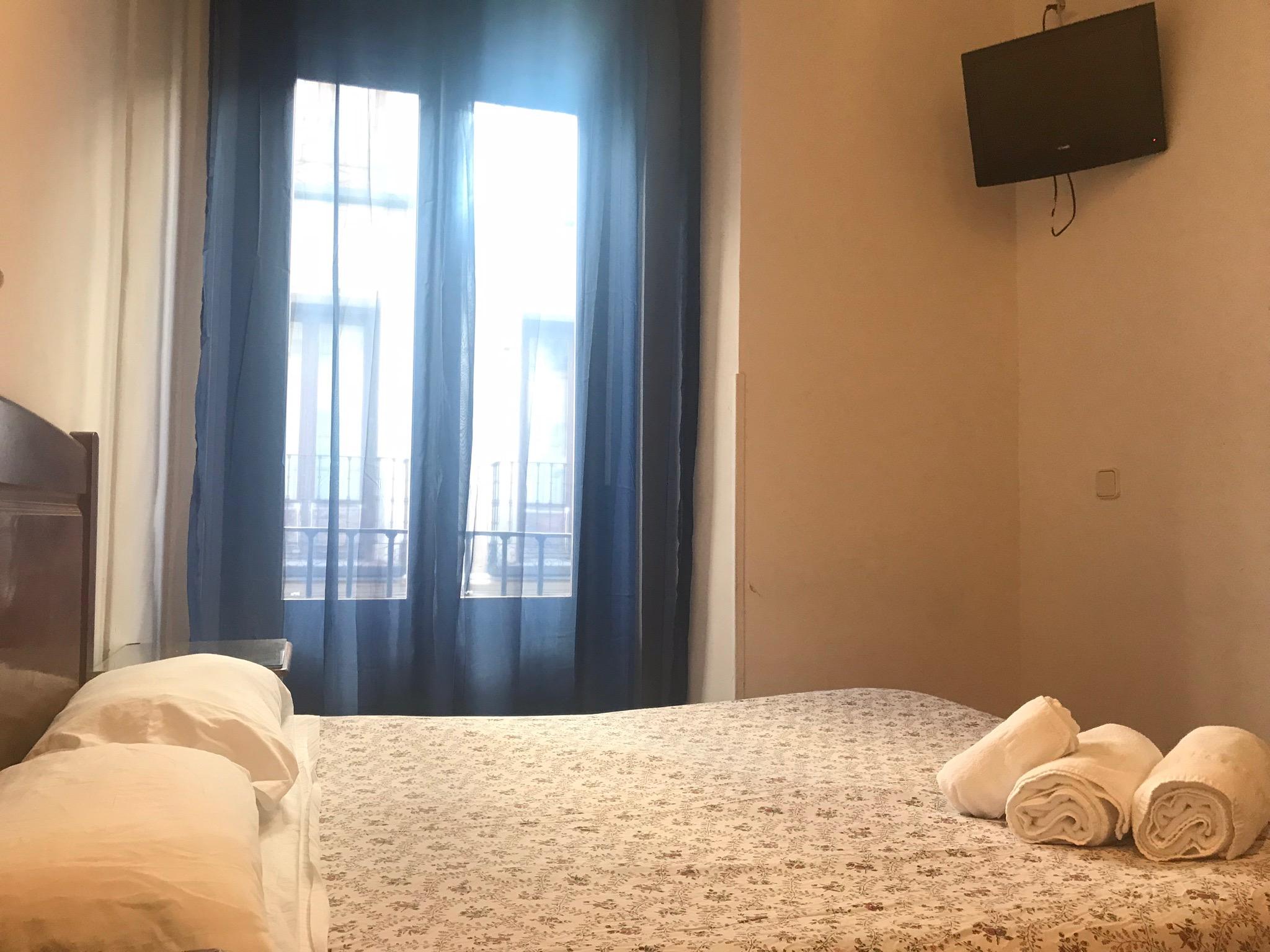 Hostal Los Perales Madrid Ngoại thất bức ảnh A room at the hotel