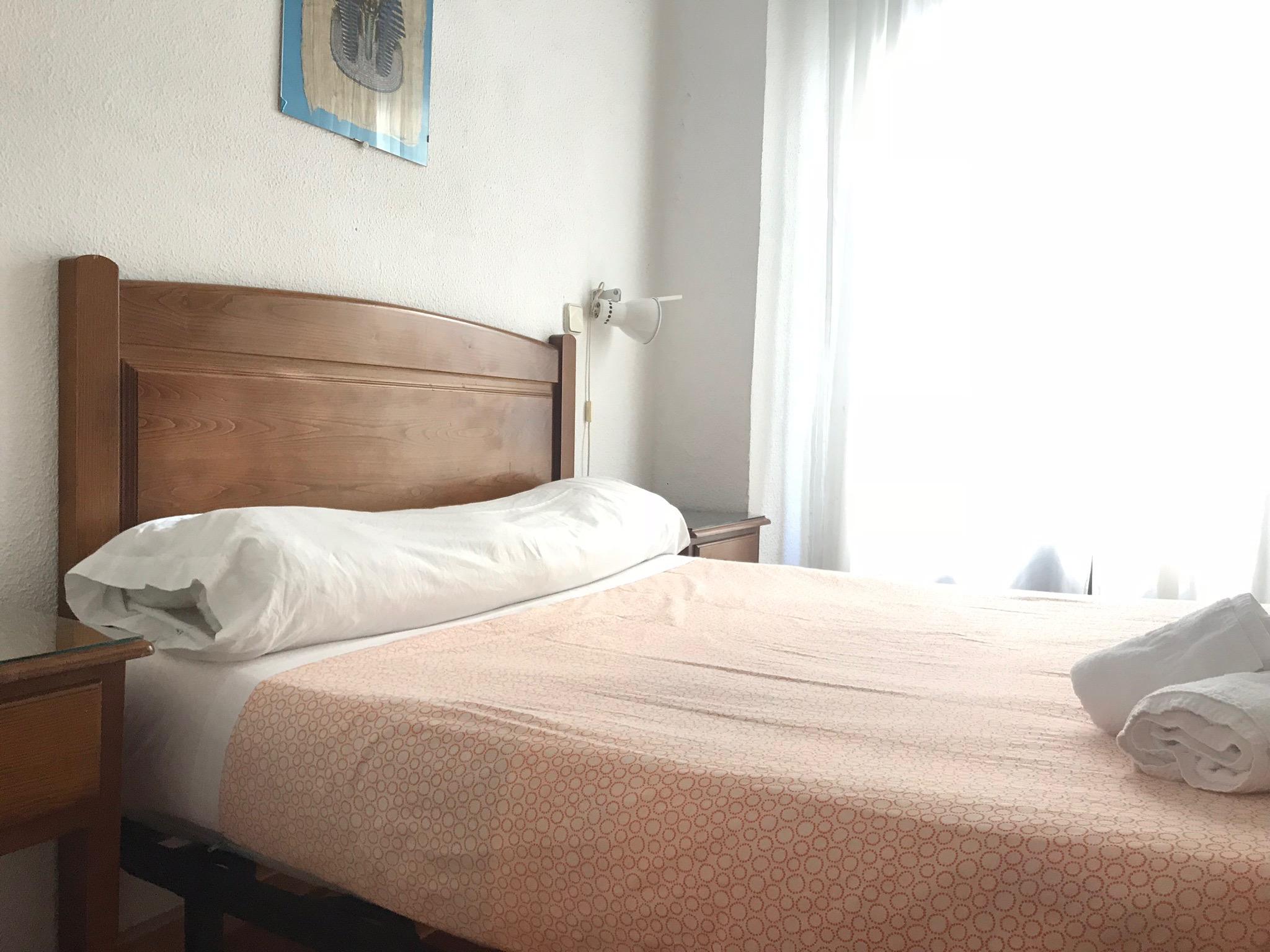 Hostal Los Perales Madrid Ngoại thất bức ảnh A bed