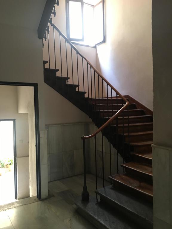 Hostal Los Perales Madrid Ngoại thất bức ảnh The staircase of the house