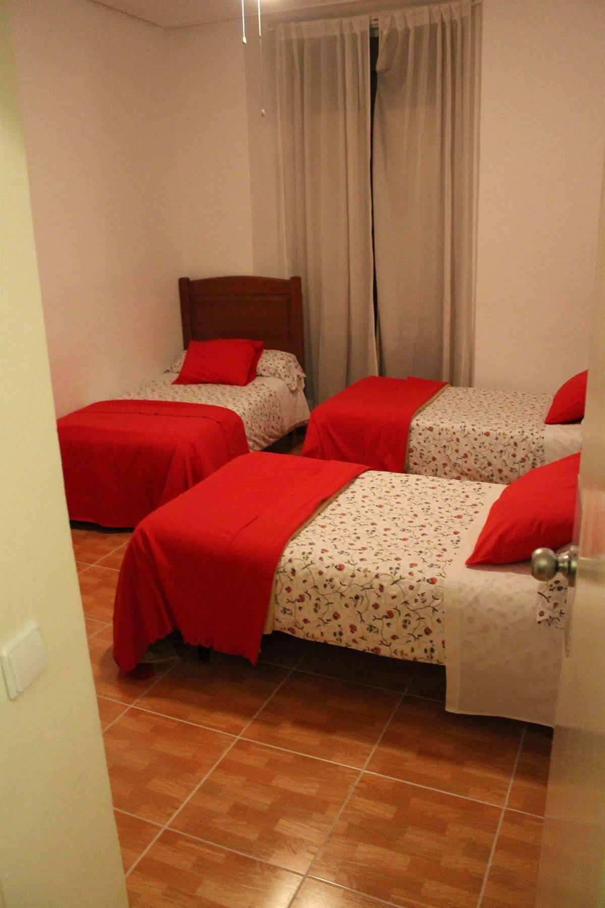 Hostal Los Perales Madrid Ngoại thất bức ảnh A room at the hostel