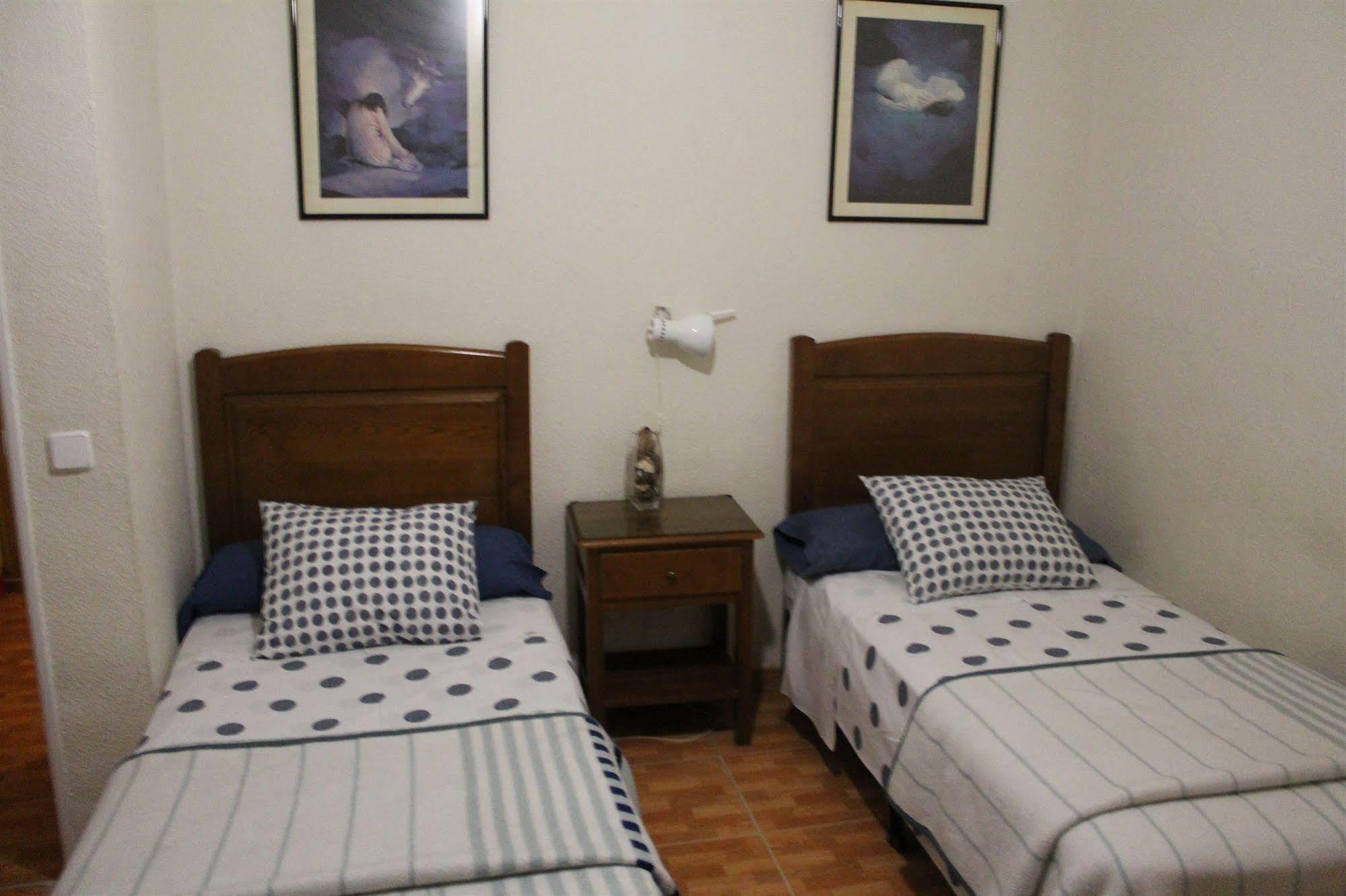 Hostal Los Perales Madrid Ngoại thất bức ảnh A bedroom with two single beds