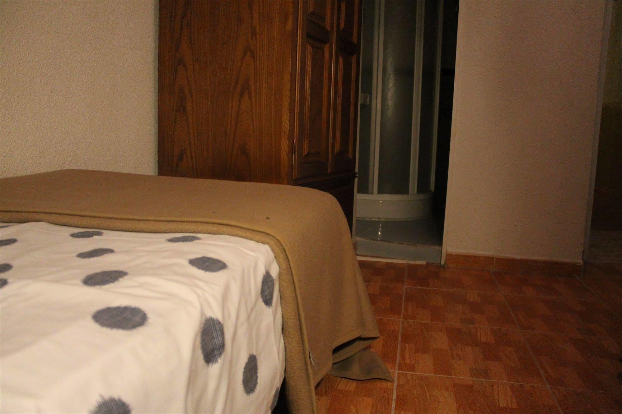 Hostal Los Perales Madrid Ngoại thất bức ảnh A bed with a sábanas