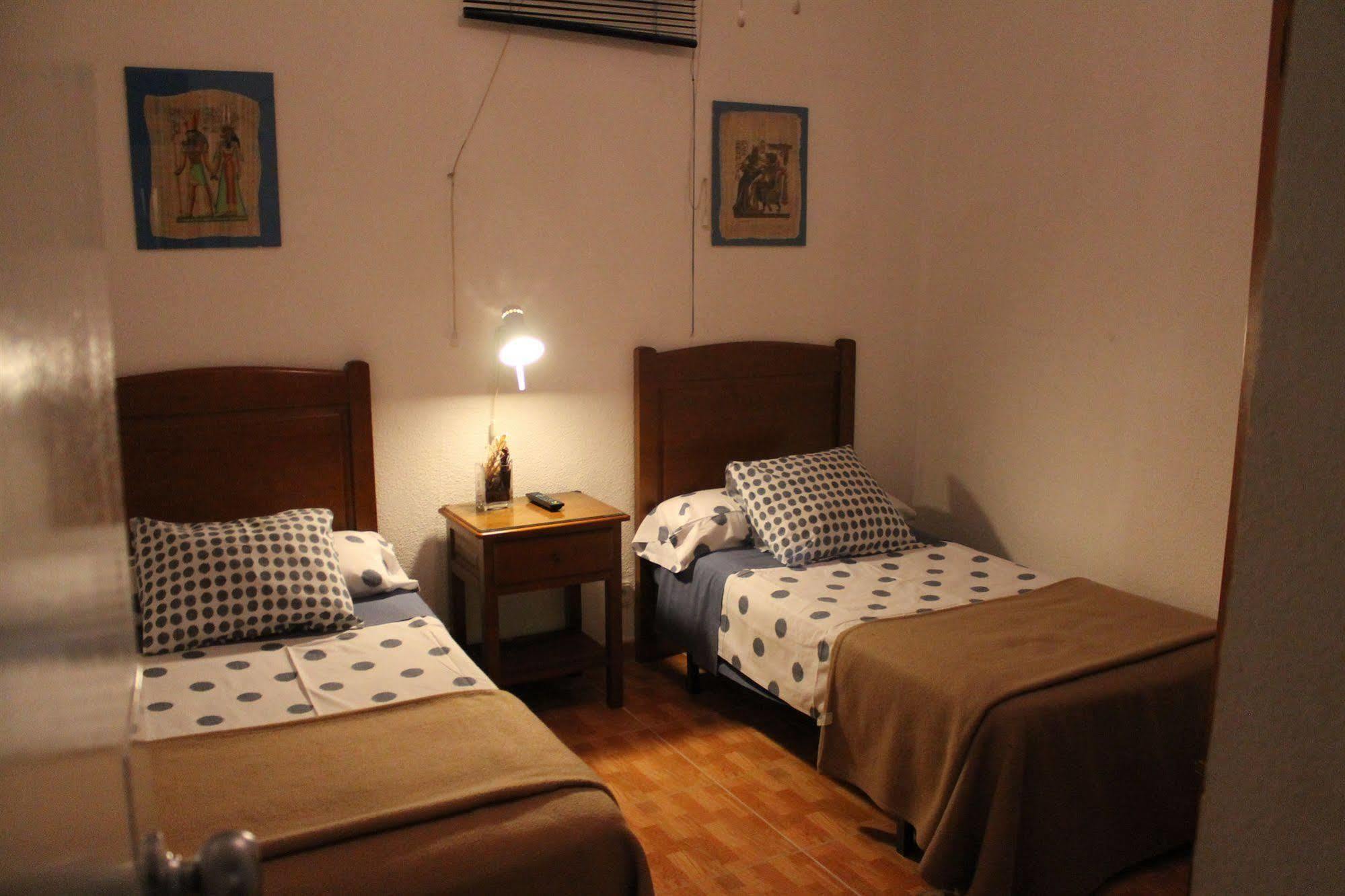 Hostal Los Perales Madrid Ngoại thất bức ảnh A room at the hostel